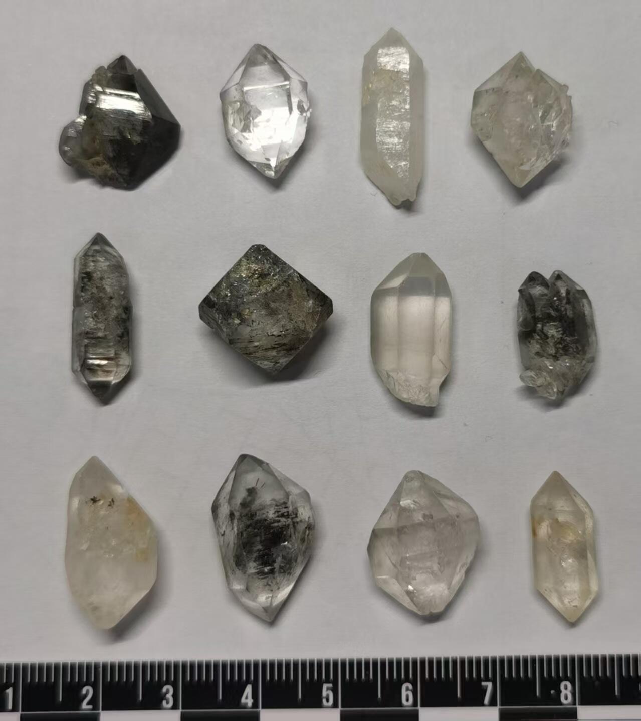 七河·世界币章矿标杂件每周小拍（总第35期）（本场周二结标） 藏家出品 X725(3) 云贵闪灵水晶原石一组 12 件 本件拍品由合作藏家邮寄