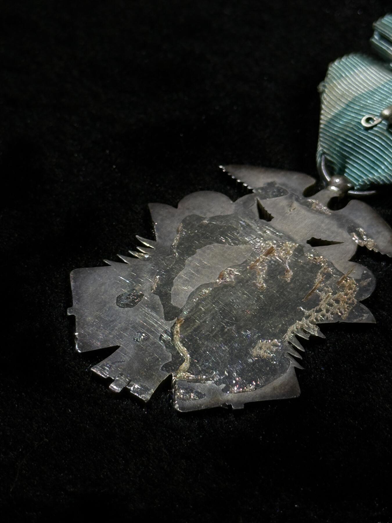 戎马世界章牌大赏第110期 功七级金鸱章，盒子为六级