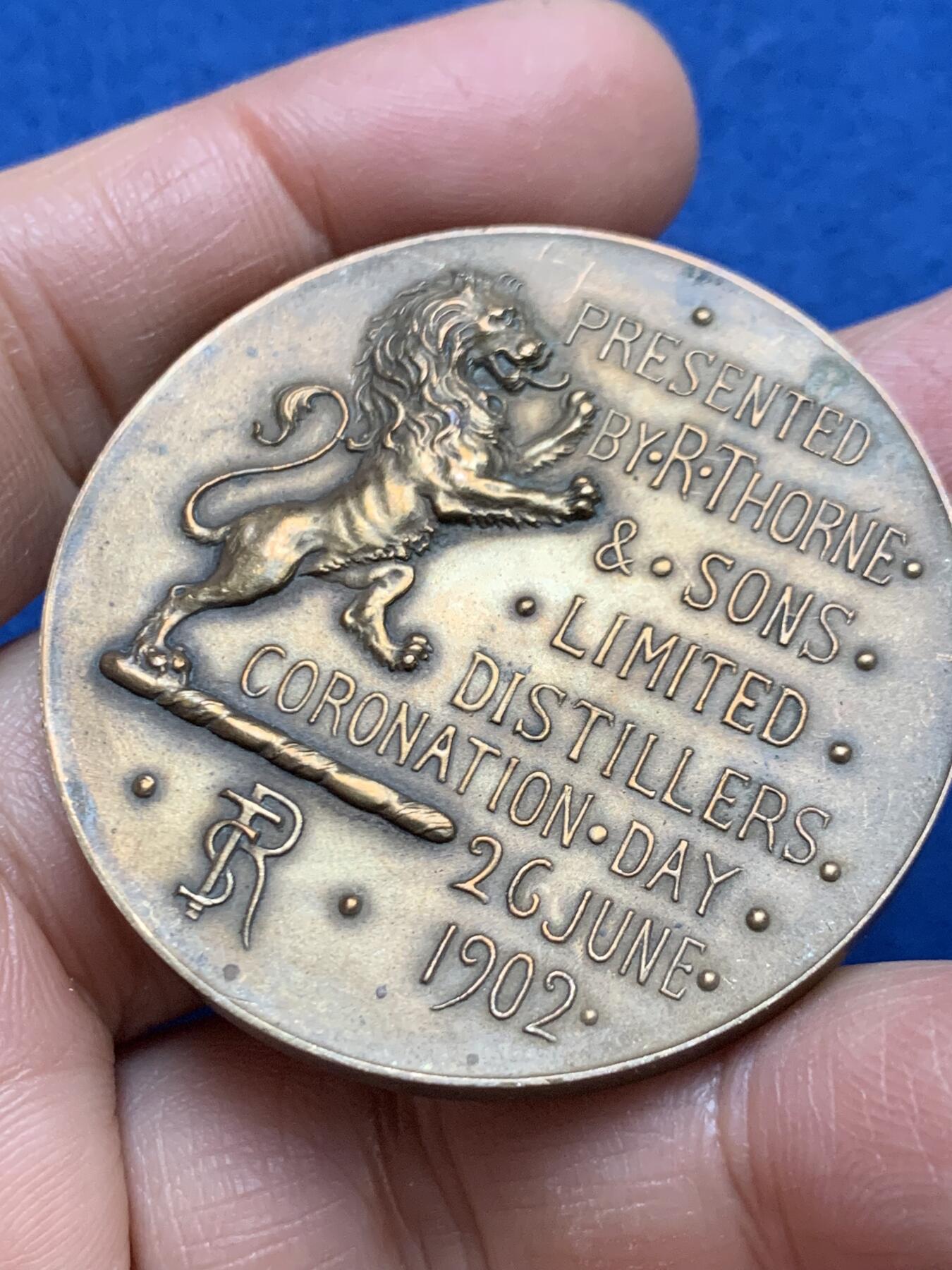 《竞宝斋》第461场 周日，周一，2场连拍 （全场包邮）欢迎送拍 英国1902年爱德华七世登基大铜章，少见款别，设计精美，狮子立体，力量感十足。43.5克，45.9mm