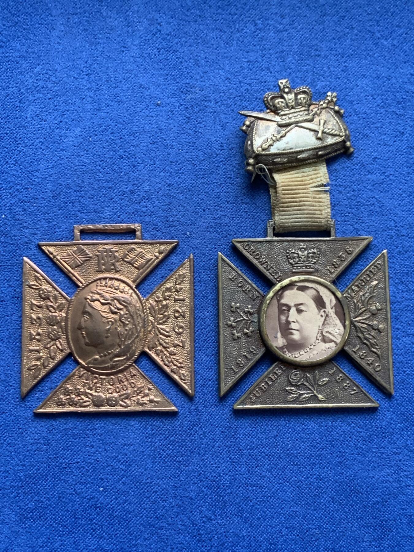 《竞宝斋》第461场 周日，周一，2场连拍 （全场包邮）欢迎送拍 两枚一组 英国1897年维多利亚女王登基60周年钻禧纪念章，马耳他十字型，少见款别，状态很好。总重25.8克 36.6mm