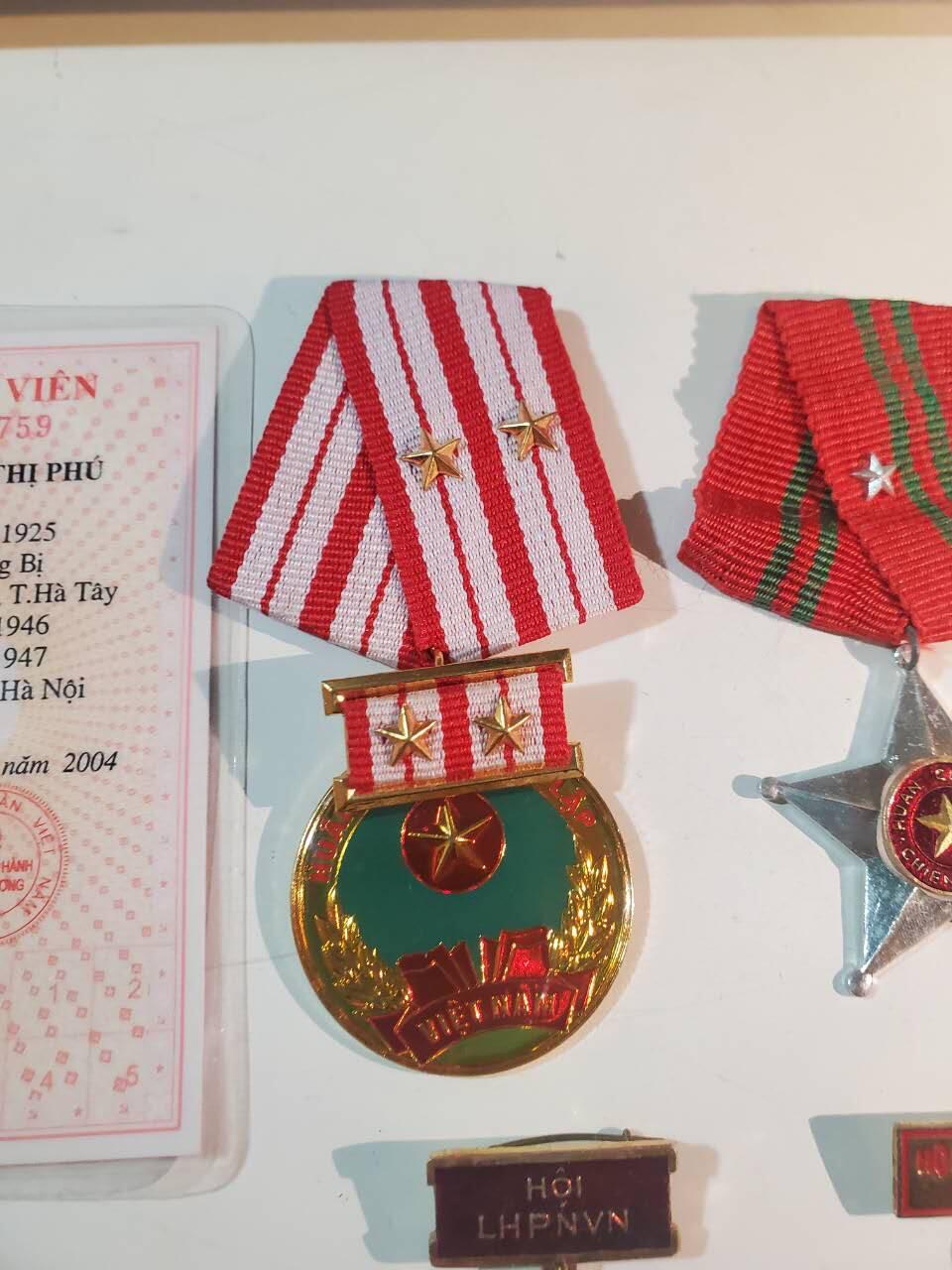 韵星假日拍卖第三十八期 -- Rimey Holidays Auction 38 越南越战老兵河内地区干部阮氏福（与上一组为夫妻，妻）全套 -- 带有党代会证 二级独立勋章（第三序列） 二级战功勋章 光荣在党五十年奖章（早期铜珐琅）河内五十年建设大会代表证章 首都建设 加强教育奖章 部分章带厂标 罕见完整一套且保存完好 