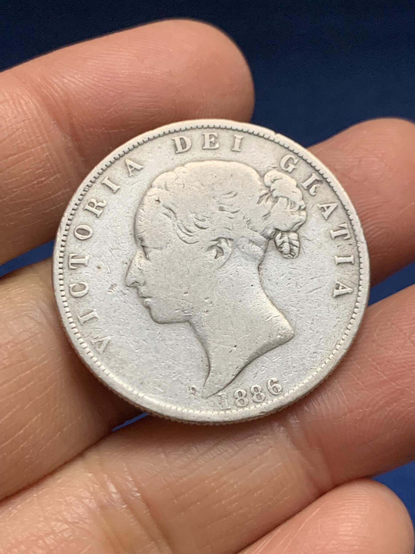 《竞宝斋》第461场 周日，周一，2场连拍 （全场包邮）欢迎送拍 1886年英国维多利亚女王1/2克朗银币，少见小维版本