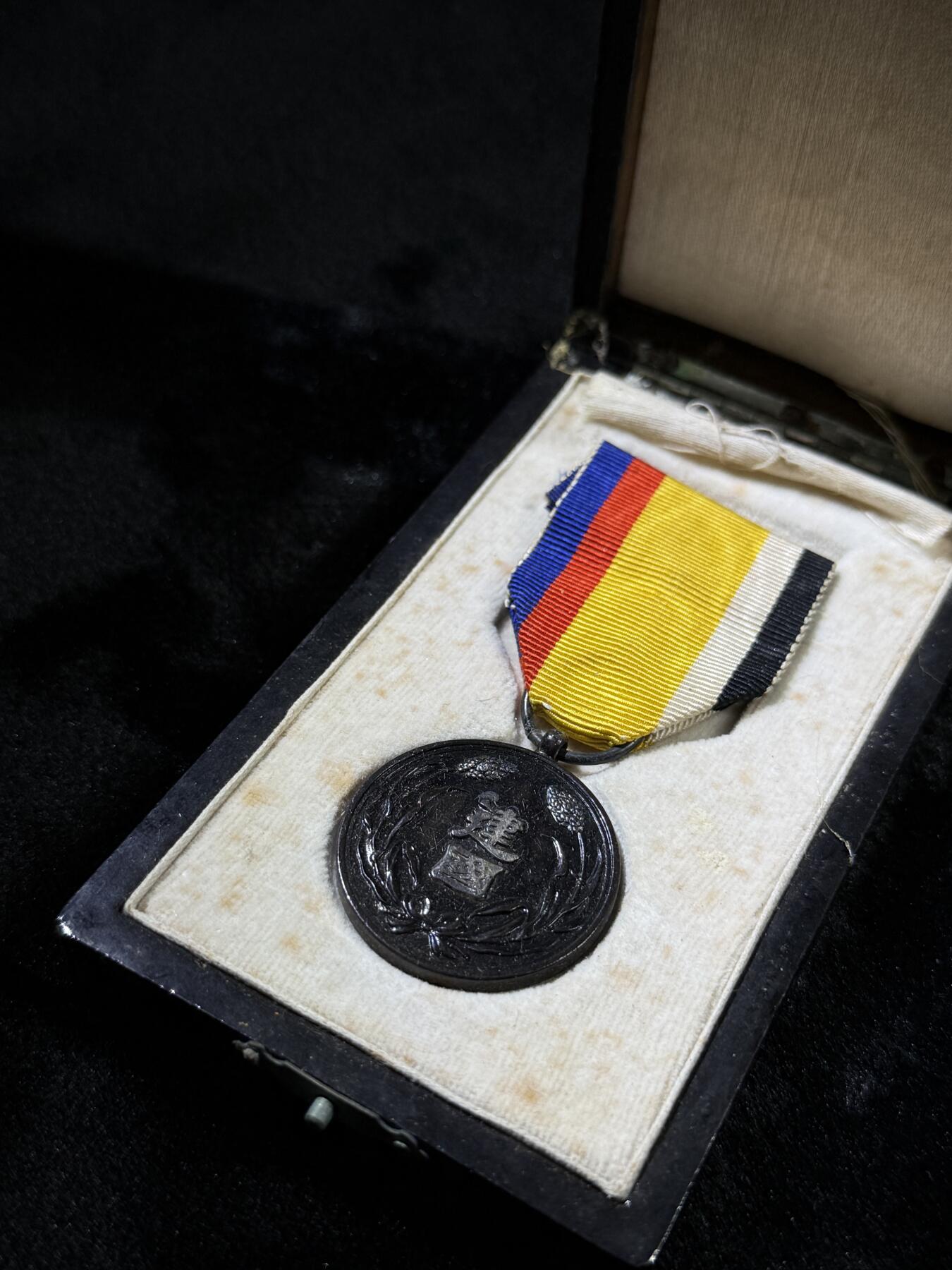 戎马世界章牌大赏第110期 勿忘国耻！伪满洲国建国功劳章，盒子有损