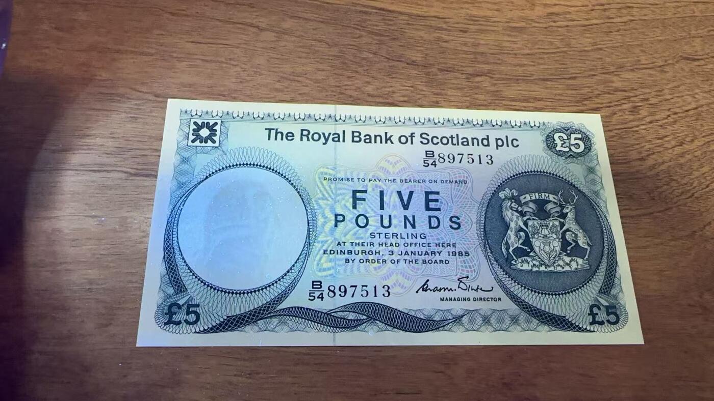 徐霞客拍卖首拍 苏格兰/皇家银行P-342c 1985年5镑	B/54 897513 unc-	这张5英镑纸币是早期流通版别，票面保留了时任常务董事的手写签名，后续版本已更换签名样式。设计上延续了地方货币的独特防伪与纹饰风格，承载着独特的货币发行历史。其收藏价值源于早期版别存世量少，手写签名设计稀缺，品相完好的该版别在收藏市场具备稳定升值潜力。