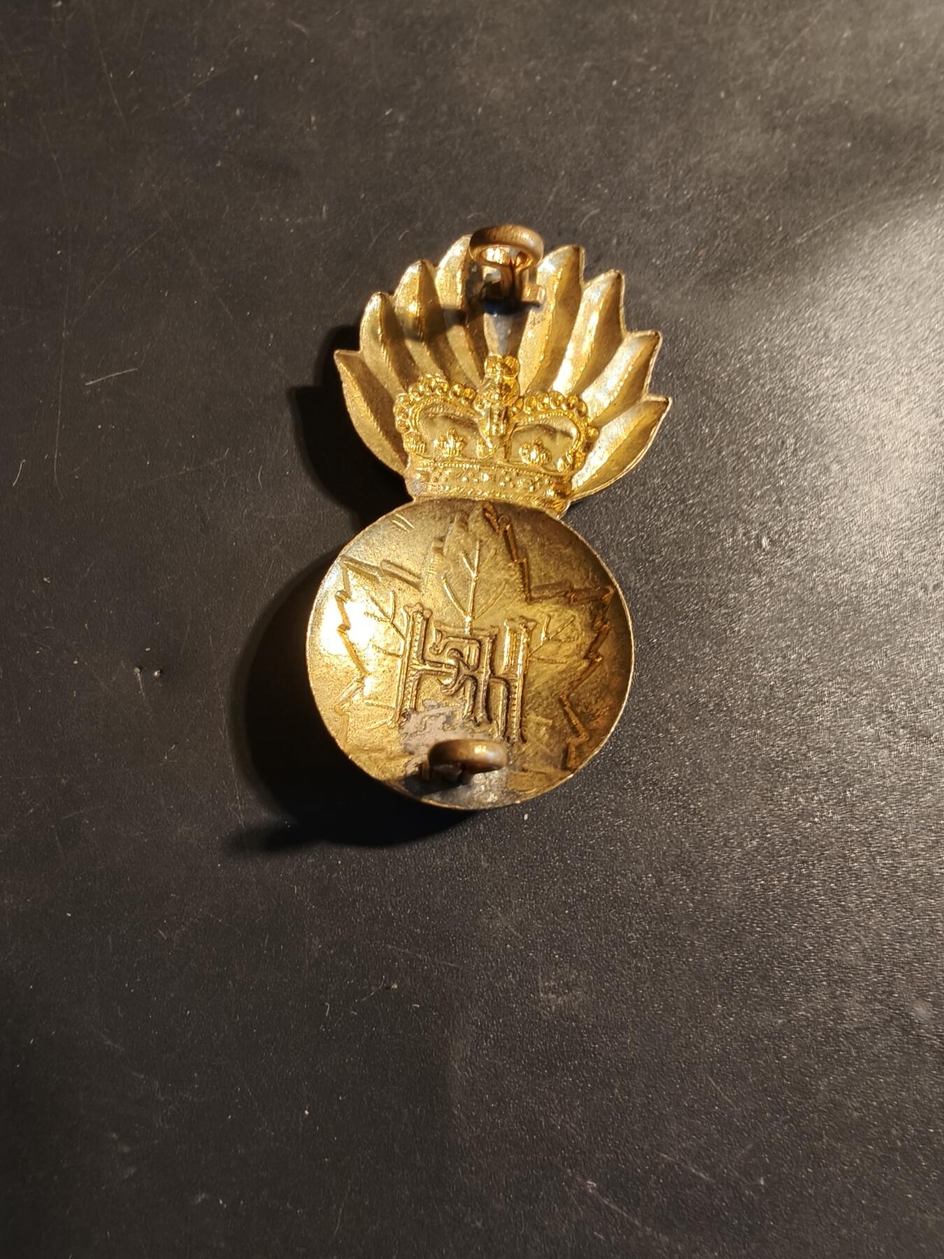 老王徽章第179期 英联邦加拿大皇家高地燧发枪团帽徽     女王早期