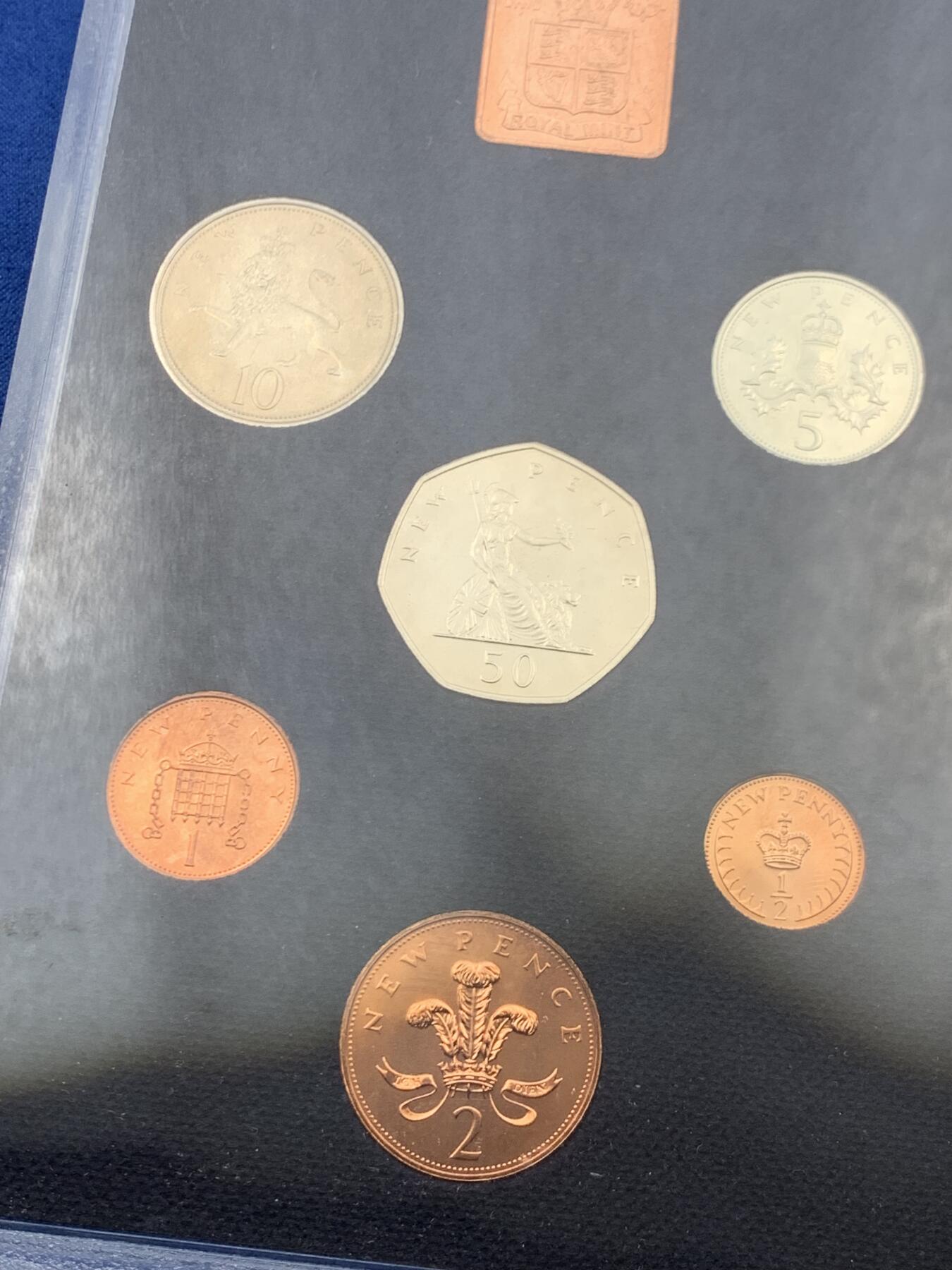 《竞宝斋》第461场 周日，周一，2场连拍 （全场包邮）欢迎送拍 英国1976年精制套币 礼品原装6枚币和1枚章