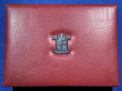 《竞宝斋》第461场 周日，周一，2场连拍 （全场包邮）欢迎送拍 - 英国1995年精制套币，带1枚2英镑二战50周年精制纪念币，1枚1英镑威尔士龙精制纪念币，8枚币盒证齐全，品相精美 红色盒装