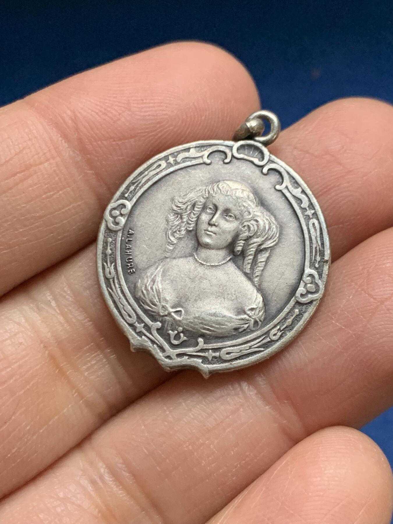 《竞宝斋》第461场 周日，周一，2场连拍 （全场包邮）欢迎送拍 两枚一组 法国宗教纪念章 总重约7.3克