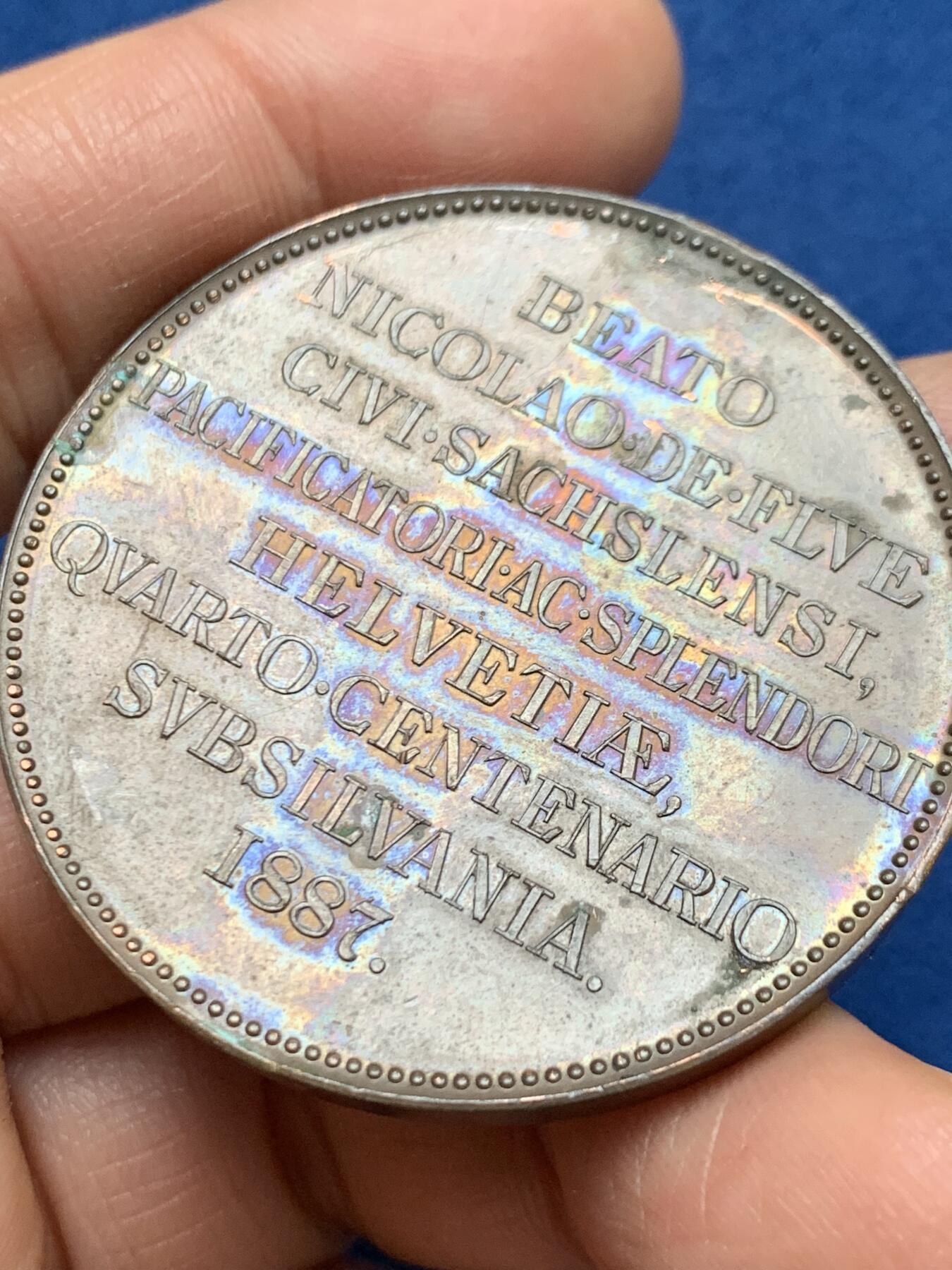 《竞宝斋》第461场 周日，周一，2场连拍 （全场包邮）欢迎送拍 尼古拉·德·弗莱逝世四百周年(1487年至1887年)纪念章，他以其智慧和调解能力著称，曾成功调解了瑞士各州之间的冲突，被誉为“瑞士的和平缔造者”。37.3克，44.5mm