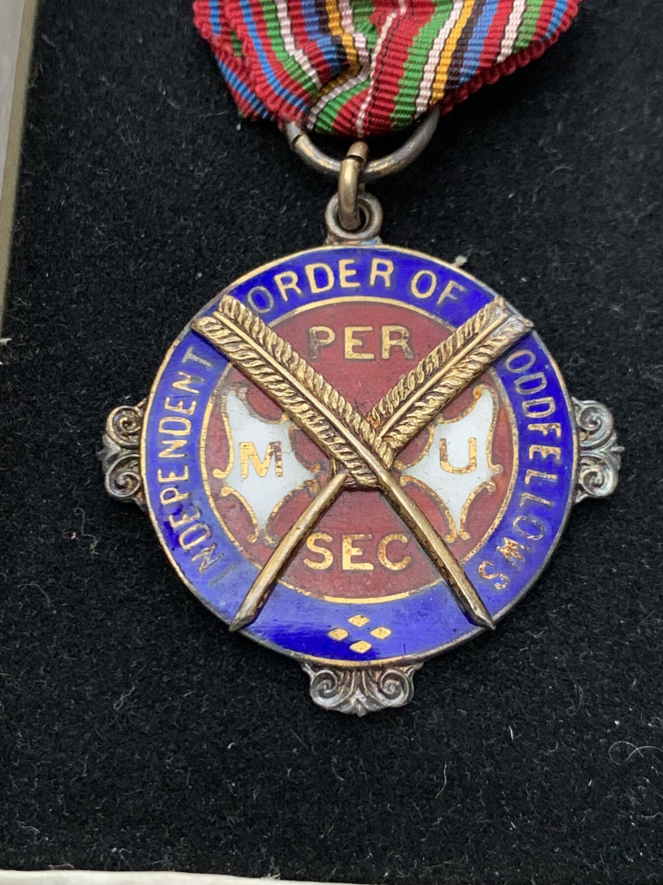 《竞宝斋》第461场 周日，周一，2场连拍 （全场包邮）欢迎送拍 英国1950年共济会镀金银章。工艺精湛，走狮银标清晰。共济会是西方颇带神秘色彩的组织，美元钞票上某些图案的来源。总重约17.2克