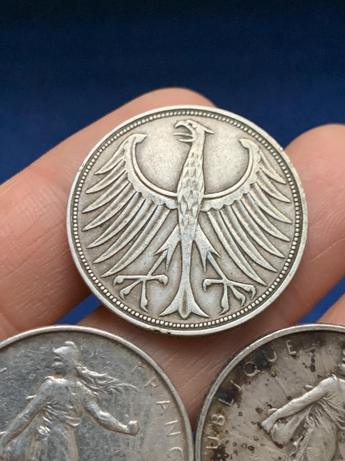 《竞宝斋》第461场 周日，周一，2场连拍 （全场包邮）欢迎送拍 三枚一组 法国播种5法郎（835银 12克/枚）2枚+1951年德国5马克（625银 11克）1枚