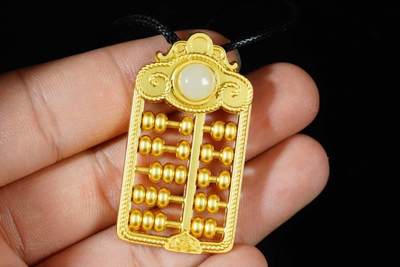 上海都达杂项专场八（全场包邮）   天然和田玉白玉镶嵌《如意算盘》吊坠挂件 附鉴定证书87-350