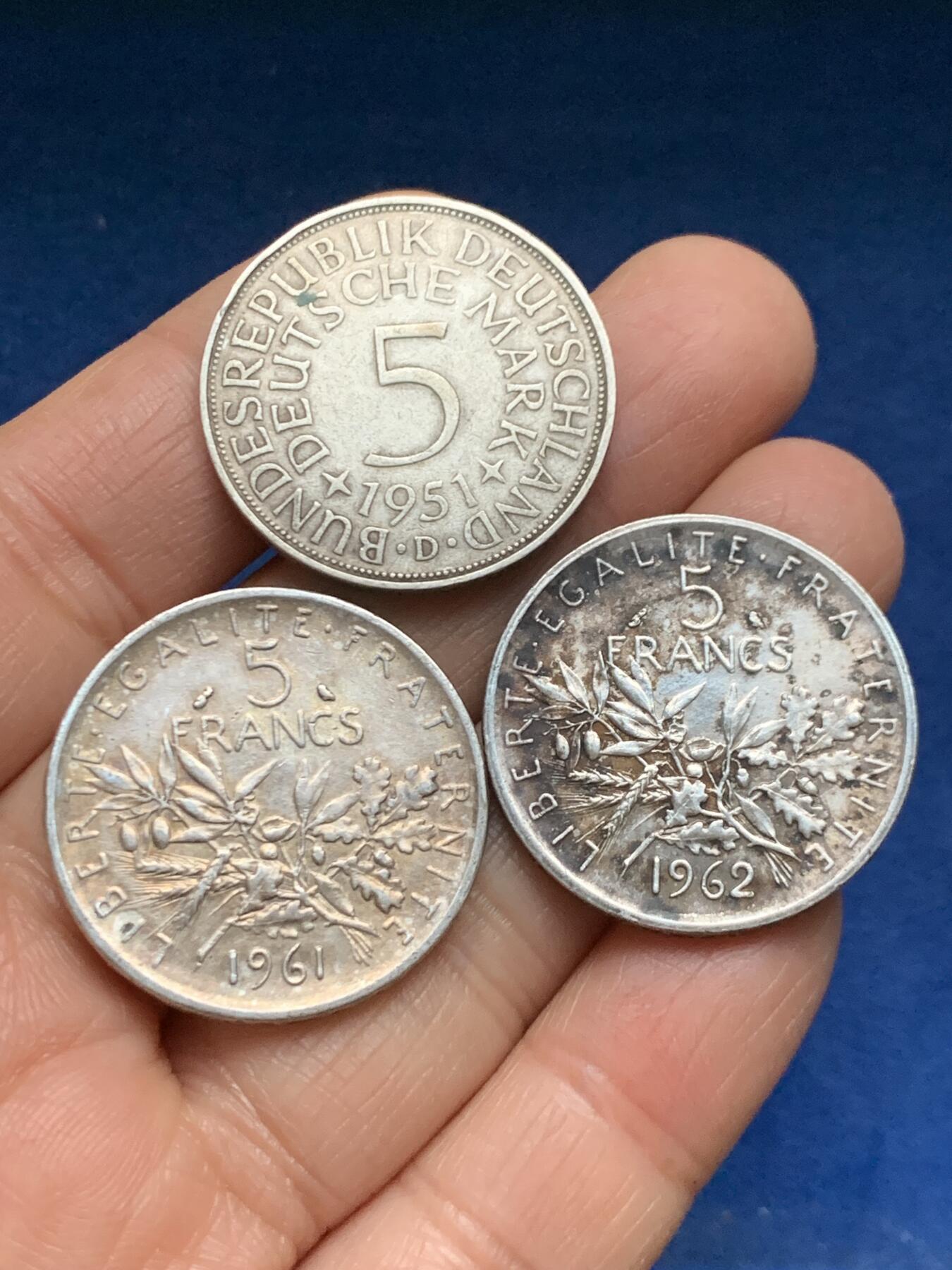 《竞宝斋》第461场 周日，周一，2场连拍 （全场包邮）欢迎送拍 三枚一组 法国播种5法郎（835银 12克/枚）2枚+1951年德国5马克（625银 11克）1枚