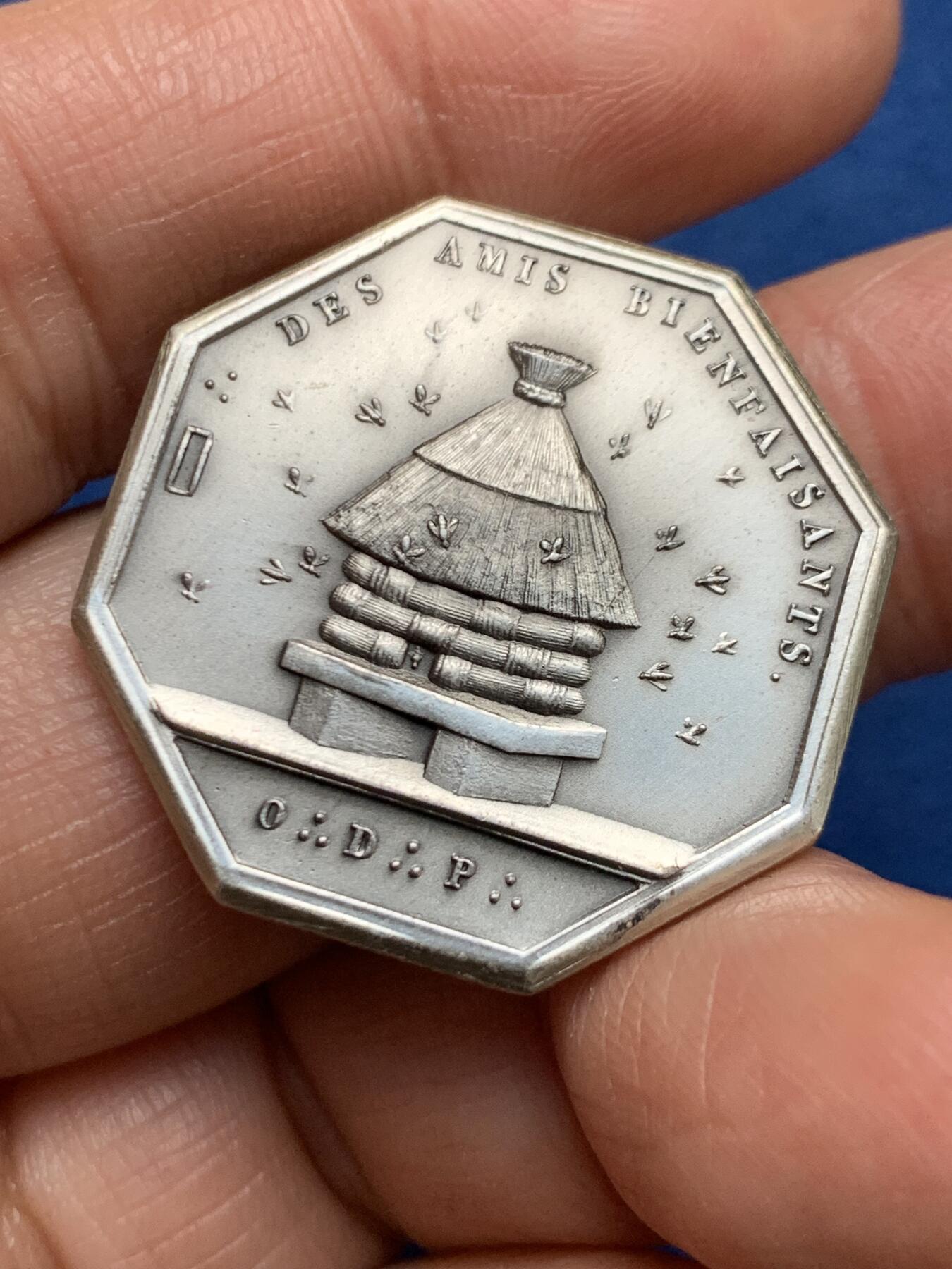 《竞宝斋》第461场 周日，周一，2场连拍 （全场包邮）欢迎送拍 法国八角型银质奖章，丰饶角 96/500边铭，首见品种。直径：30mm，重：14.95g