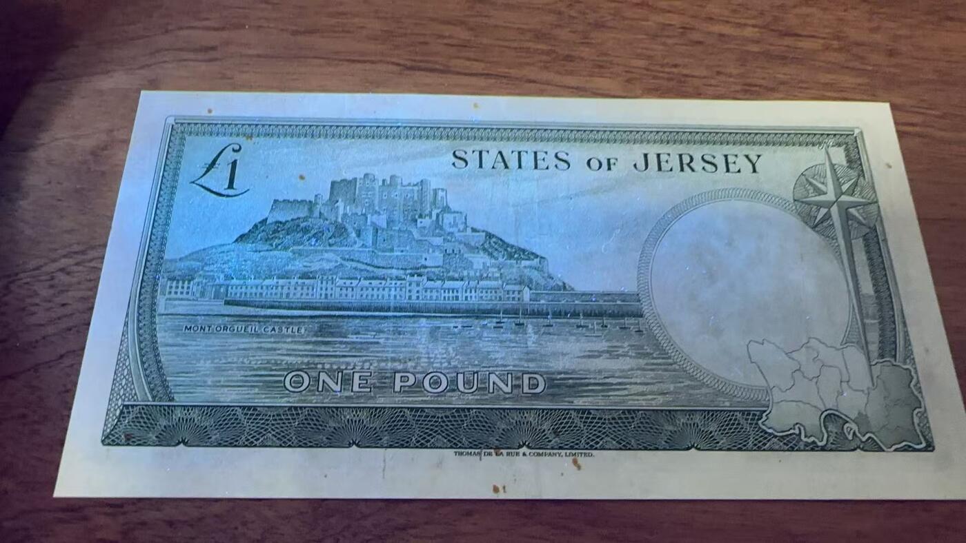 徐霞客拍卖首拍 泽西岛	P-8a 1963年1镑 C911401	品相如图		发行于20世纪中后期，是泽西岛当时流通的法定货币。它融合了英联邦货币风格与本土标识的设计，以君主肖像为核心元素，兼具流通功能与身份象征意义，见证了泽西岛货币体系的独立发展与英联邦金融关联，是研究该地区金融史与殖民文化传承的实物佐证。其收藏价值源于存世量稀少，是小众地域货币收藏中颇具辨识度的藏品。	