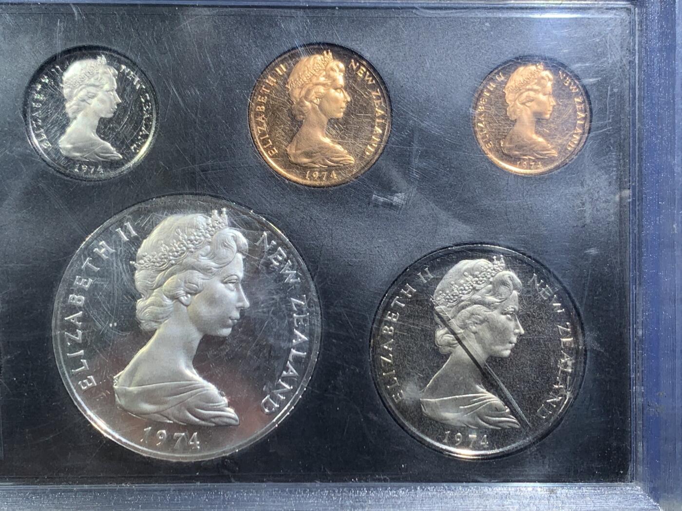 《竞宝斋》第461场 周日，周一，2场连拍 （全场包邮）欢迎送拍 新西兰1974年7枚装精制套币 其中一枚1元主币是银币（英联邦运动会 925银 28.2克）细节见图