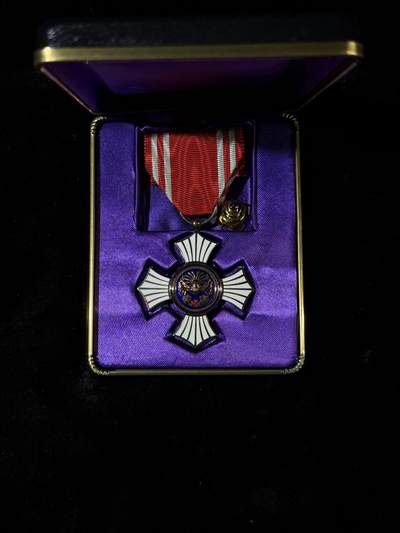 戎马世界章牌大赏第110期 - 日本赤十字社金色有功章，银制，带盒