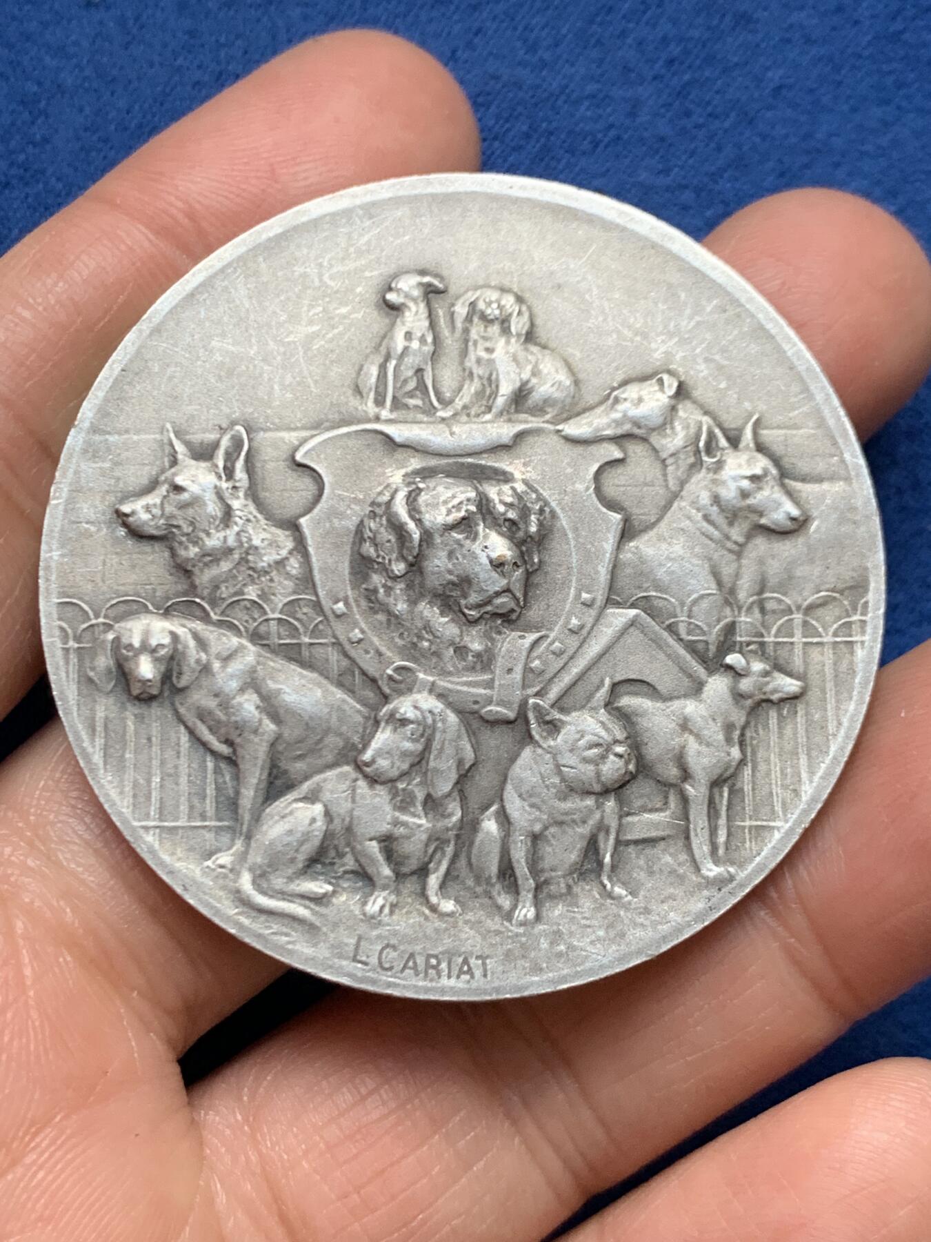 《竞宝斋》第461场 周日，周一，2场连拍 （全场包邮）欢迎送拍 法国名犬博览会镀银大铜章，章上刻有诸多名犬，有斗牛、法斗、阿富汗猎犬、梗犬、博美等，SCMAT是一个法国西北地区性有名的犬舍俱乐部。直径：50mm，重约：51.7g，三角铜标边铭