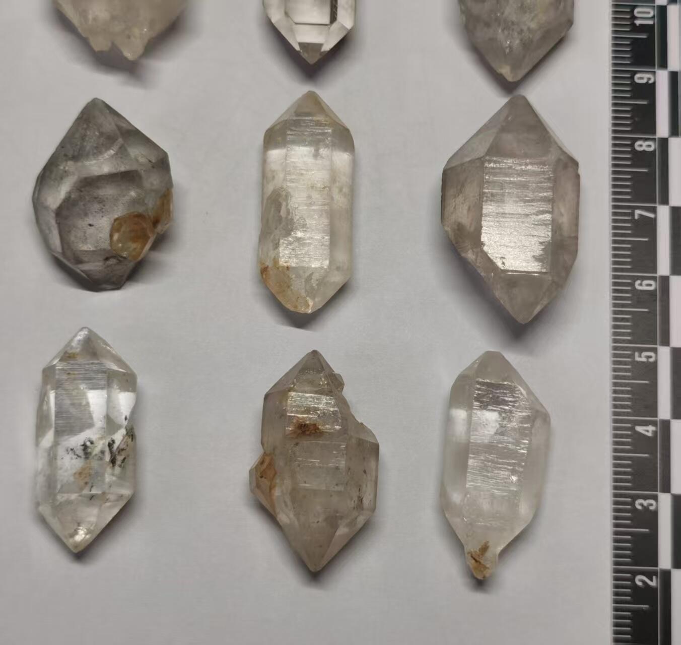 七河·世界币章矿标杂件每周小拍（总第35期）（本场周二结标） 藏家出品 X721（7） 比较大个头的云贵闪灵水晶原石 一组 9 件 本件拍品由合作藏家邮寄