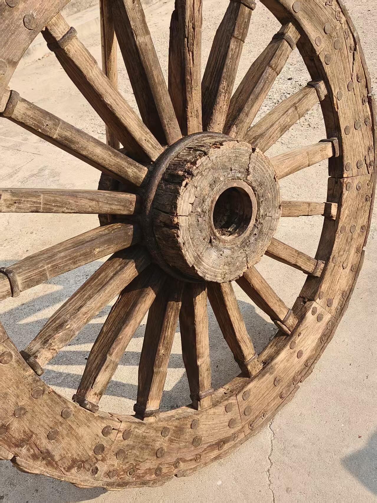 清代老榆木老车轮，带铁箍，全品包老，寓意财源滚滚发大财，收藏，摆放佳品