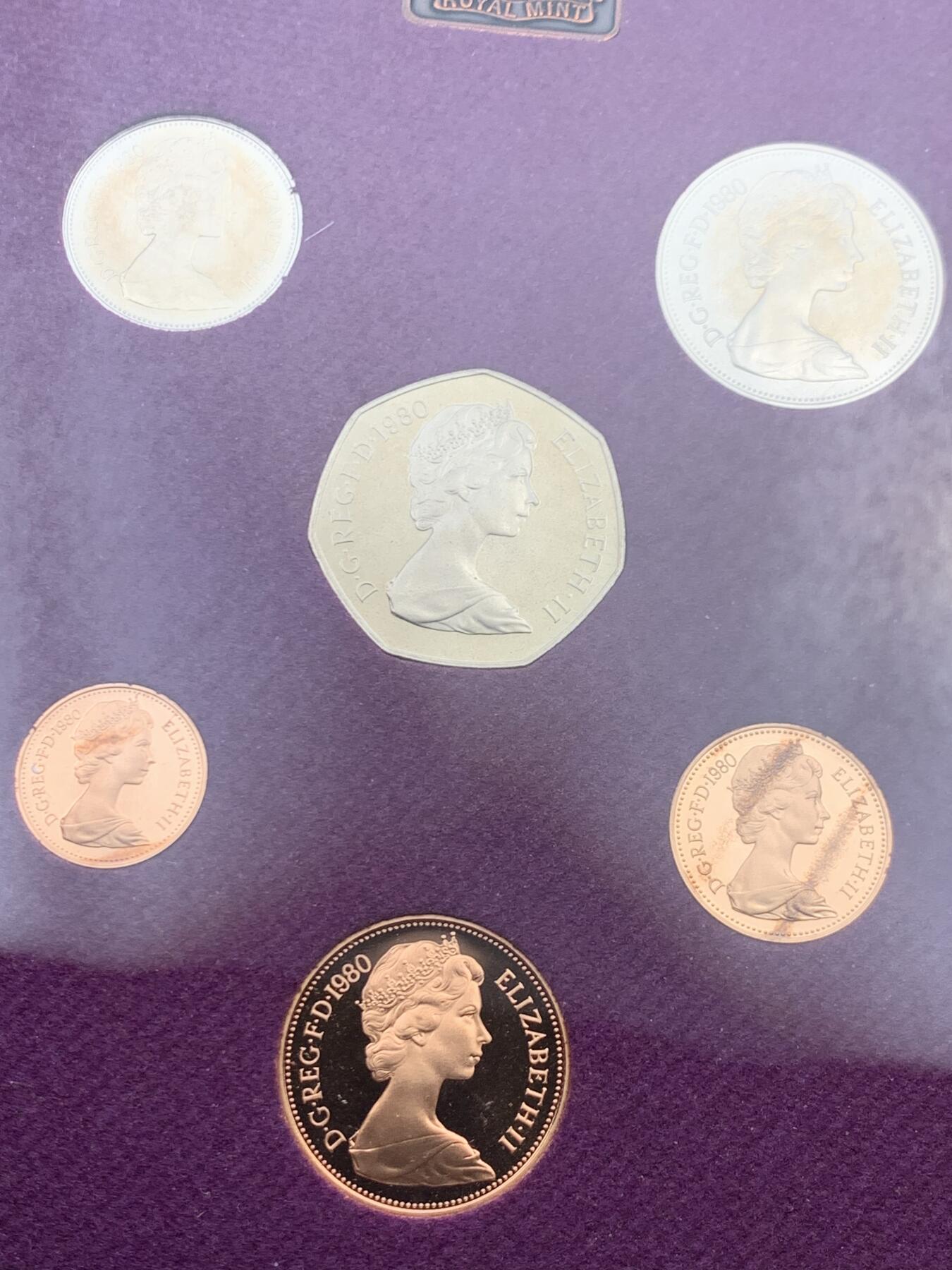 《竞宝斋》第461场 周日，周一，2场连拍 （全场包邮）欢迎送拍 英国1980年精制套币 礼品原装6枚币和1枚章