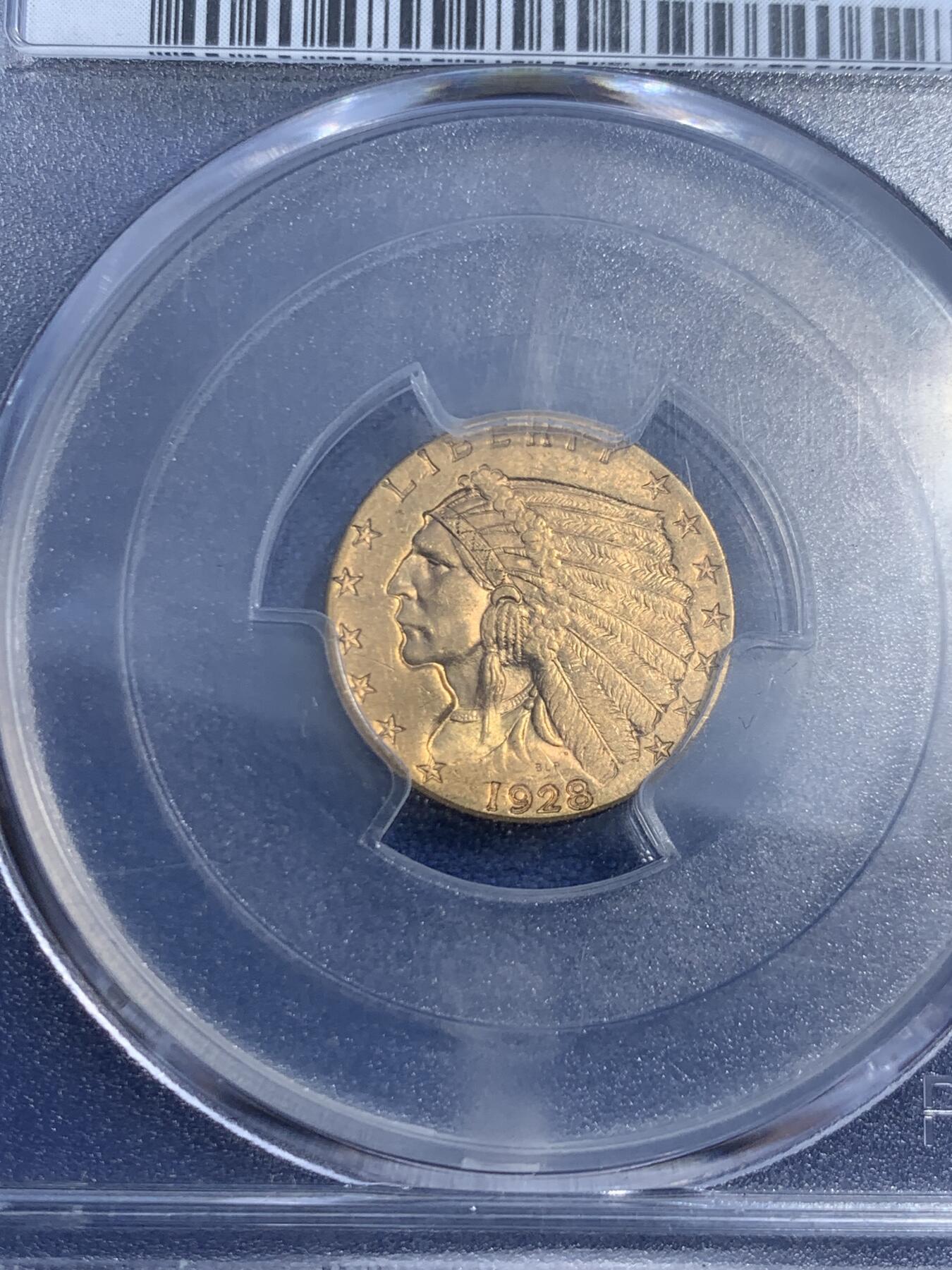 《竞宝斋》第461场 周日，周一，2场连拍 （全场包邮）欢迎送拍 PCGS MS62 美国 1928年 2.5美元 金币 经典印第安人头像设计 原光充沛 底板干净 转光自然流畅 人像与鹰羽细节保存完整 高点仅见轻微流通痕迹 状态明显优于常见流通品 兼具历史感与收藏质量的稳定级精品 900金 4.18克