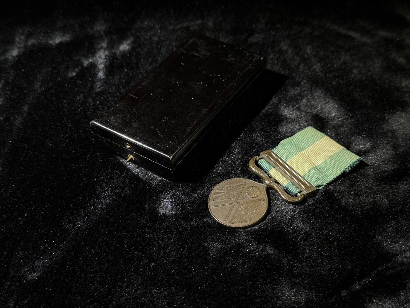 戎马世界章牌大赏第110期 勿忘国耻！日本甲午从军记章，盒扣缺失