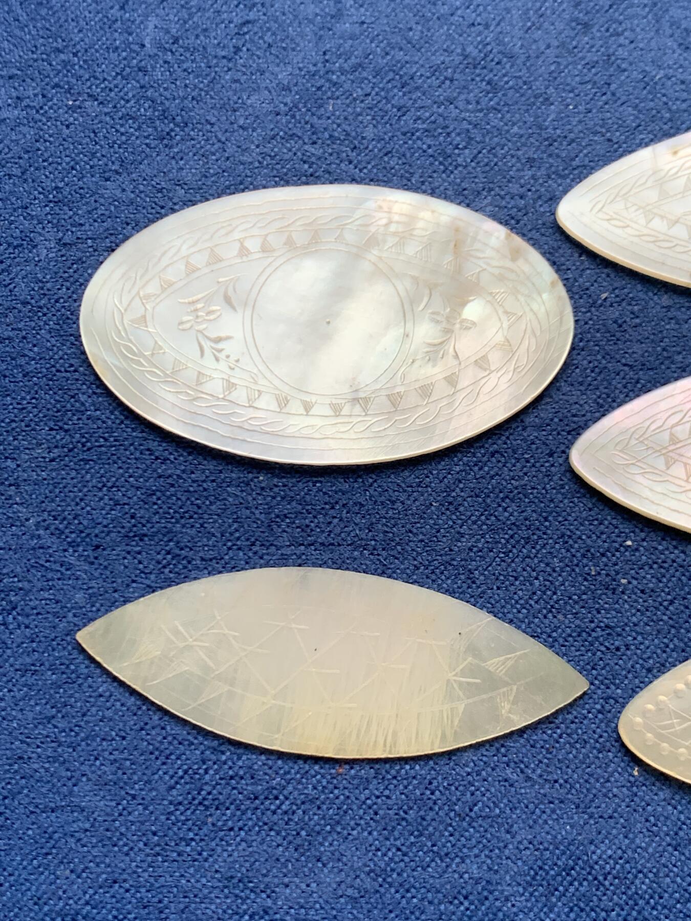 《竞宝斋》第461场 周日，周一，2场连拍 （全场包邮）欢迎送拍 五个一组 英国回流 清螺钿贝母筹码，菱形椭圆形，珠光水润，花卉精雕