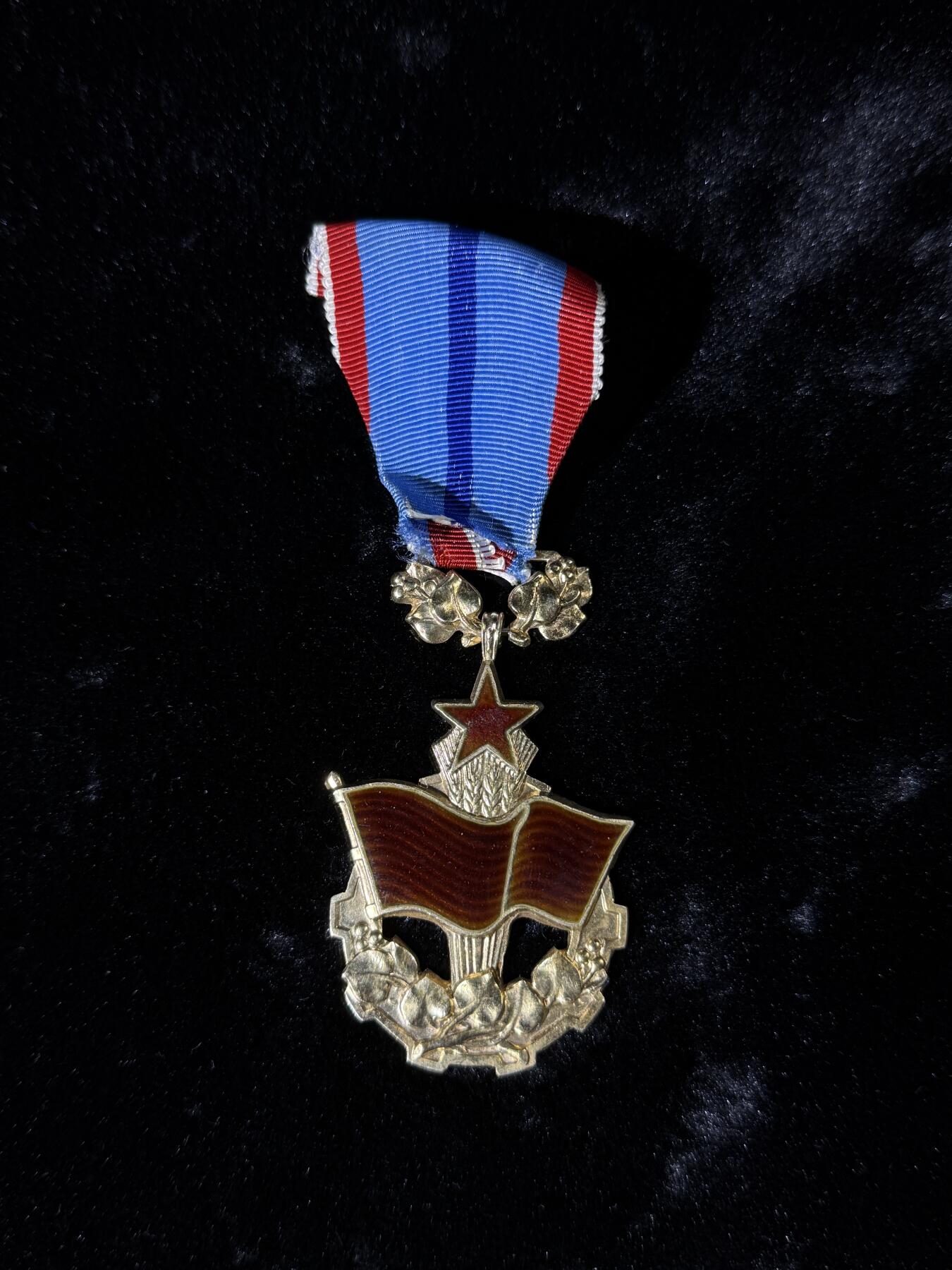 戎马世界章牌大赏第110期 捷克斯洛伐克劳动红旗勋章，银制，非常厚重，45g左右，第一版皇冠狮子版，号段1598