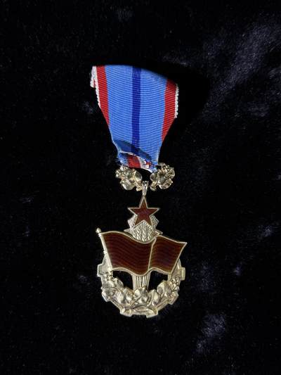 戎马世界章牌大赏第110期 - 捷克斯洛伐克劳动红旗勋章，银制，非常厚重，45g左右，第一版皇冠狮子版，号段1598