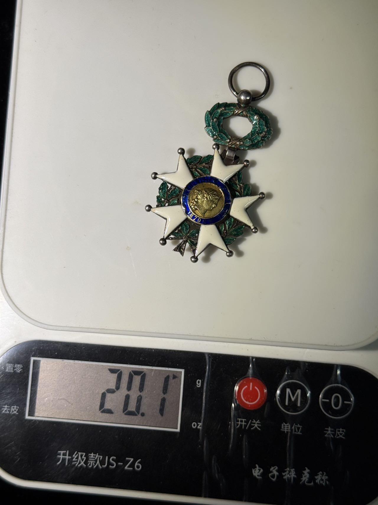 戎马世界章牌大赏第110期 法国荣誉军团勋章，银制，章芯金制，珐琅有破损与修补，重20g左右哦