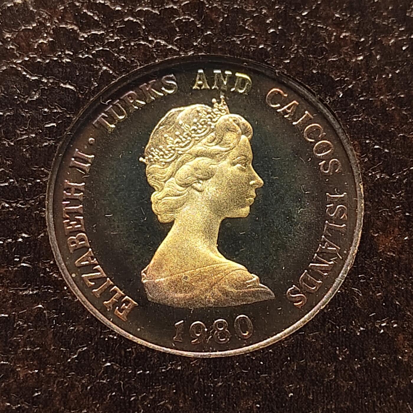 【全场包邮】纯粹捡漏拍499场-持续更新中 特克斯和凯克斯群岛1980年5克朗蒙巴顿伯爵精制纪念银币【32毫米14.58克50%，纯银价约205元（按28元银价折算）】-盒证全