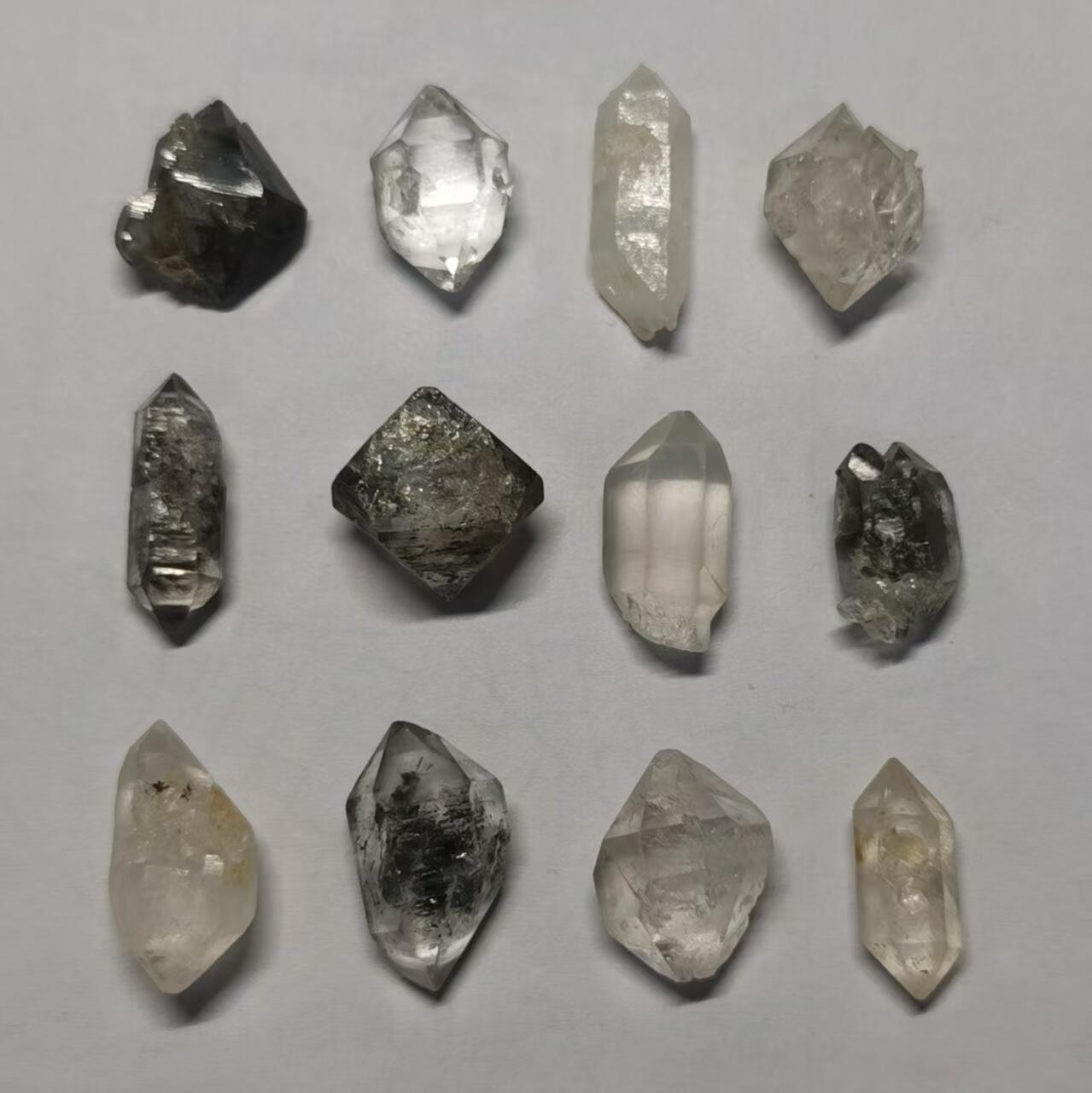 七河·世界币章矿标杂件每周小拍（总第35期）（本场周二结标） 藏家出品 X725(3) 云贵闪灵水晶原石一组 12 件 本件拍品由合作藏家邮寄