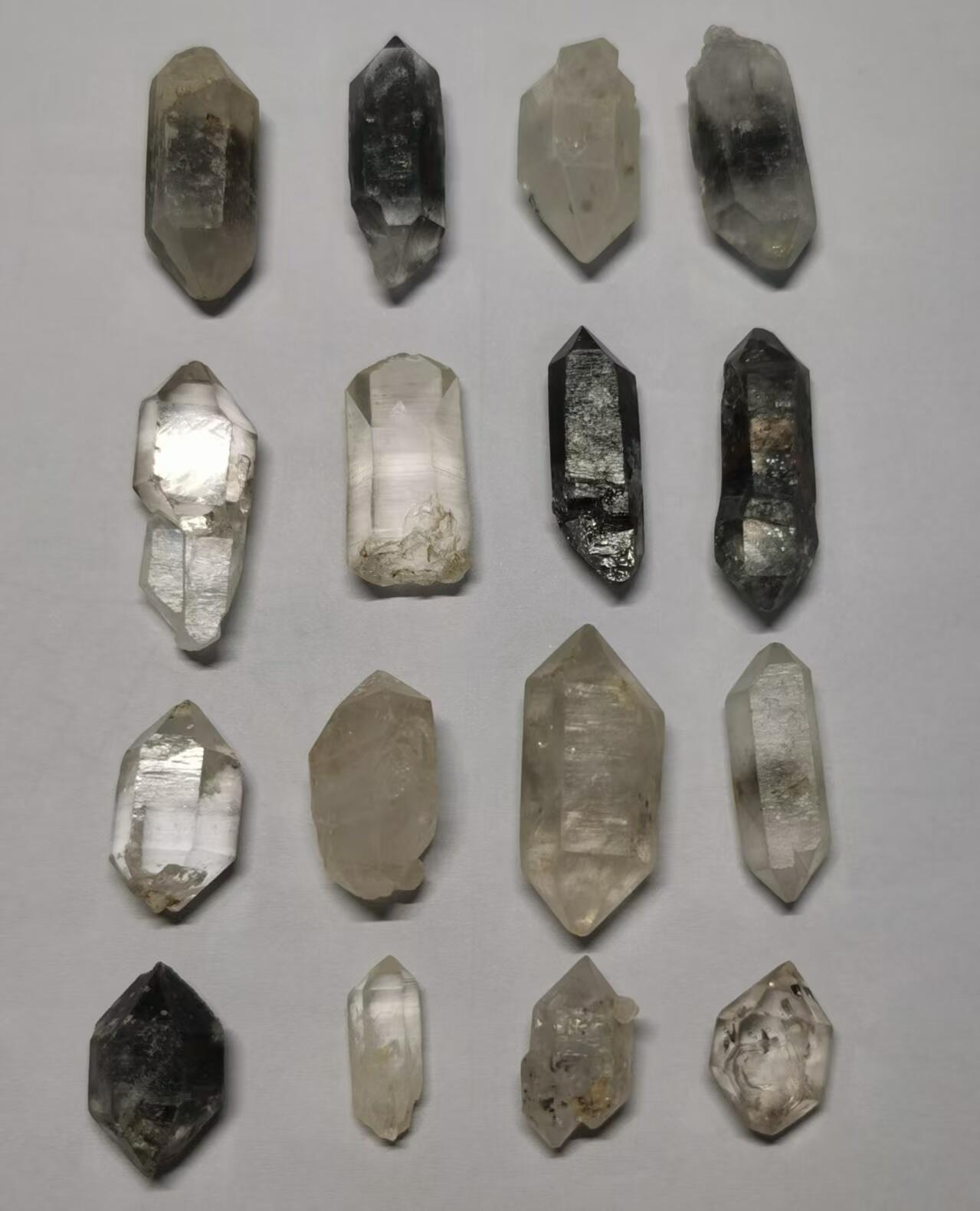 七河·世界币章矿标杂件每周小拍（总第35期）（本场周二结标） 藏家出品 X718（6） 云贵闪灵水晶原石一组 16 件 约50多克 本件拍品由合作藏家邮寄