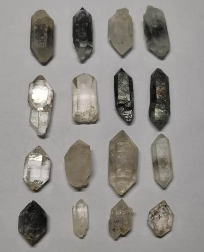 七河·世界币章矿标杂件每周小拍（总第35期）（本场周二结标） - 藏家出品 X718（6） 云贵闪灵水晶原石一组 16 件 约50多克 本件拍品由合作藏家邮寄