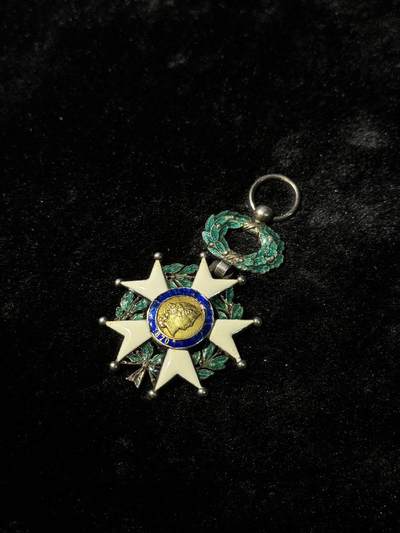 戎马世界章牌大赏第110期 - 法国荣誉军团勋章，银制，章芯金制，珐琅有破损与修补，重20g左右哦