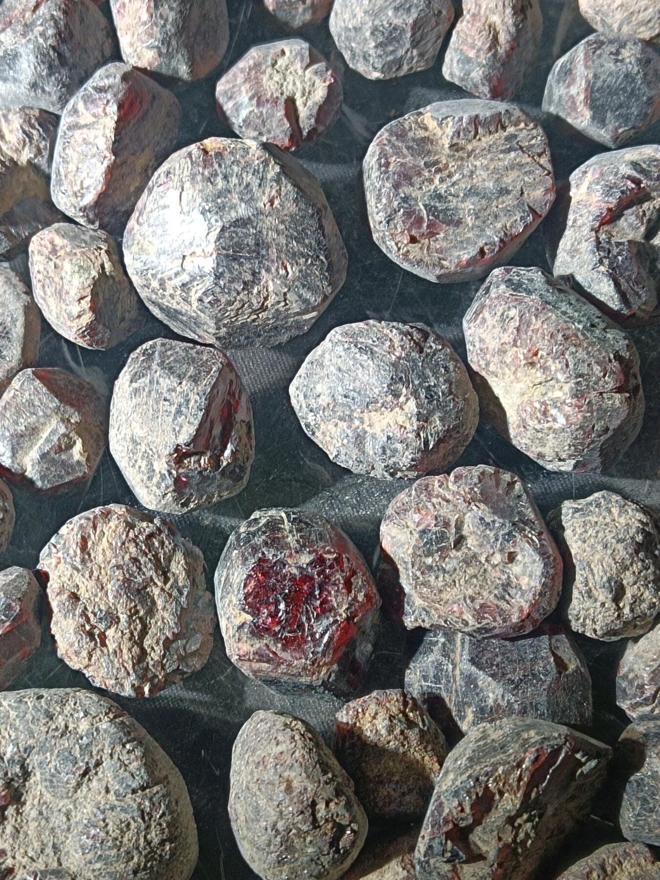 111期新疆红钱粟特钱币丝路钱币专场 1 石榴石原石