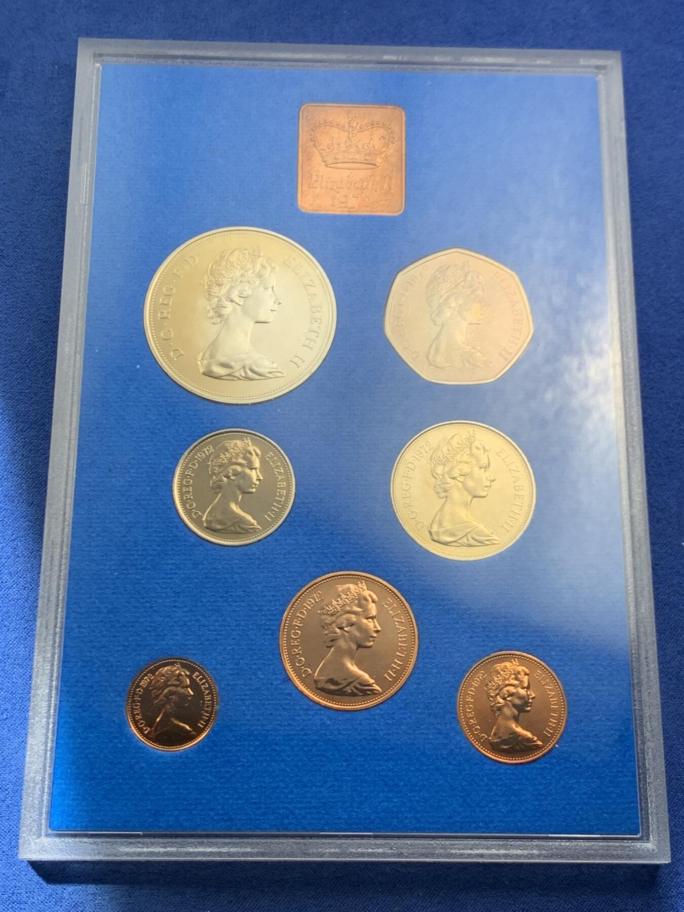 《竞宝斋》第461场 周日，周一，2场连拍 （全场包邮）欢迎送拍 英国1972年精制套币 礼品原装7枚币和1枚章 包含女王银婚精制克朗纪念币