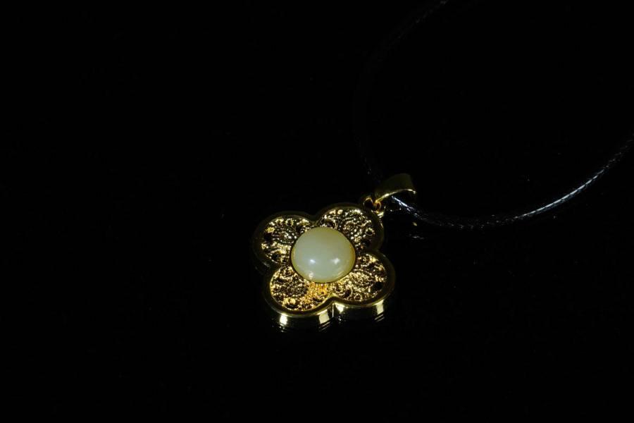 上海都达杂项专场八（全场包邮）   天然 和田玉蛋面四叶草挂件 附鉴定证书87-348