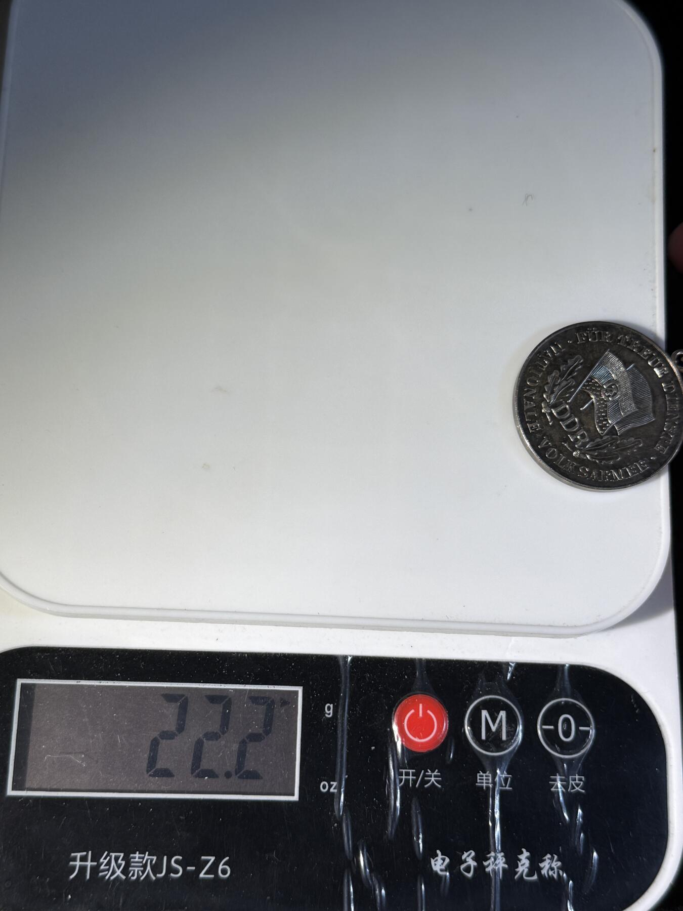 戎马世界章牌大赏第110期 东德人民军银级服役奖章，银制，少见