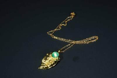 上海都达杂项专场八（全场包邮）   天然镀金一叶生财嵌绿玛瑙蛋面挂件 附鉴定证书87-359