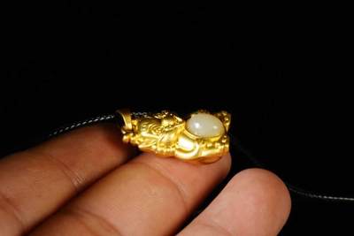 上海都达杂项专场八（全场包邮）   天然镀金龙宝宝嵌和田玉蛋面挂件 附鉴定证书87-340