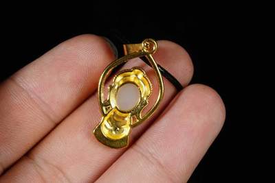 上海都达杂项专场八（全场包邮）   天然镀金无相佛嵌和田玉蛋面挂件 附鉴定证书87-339