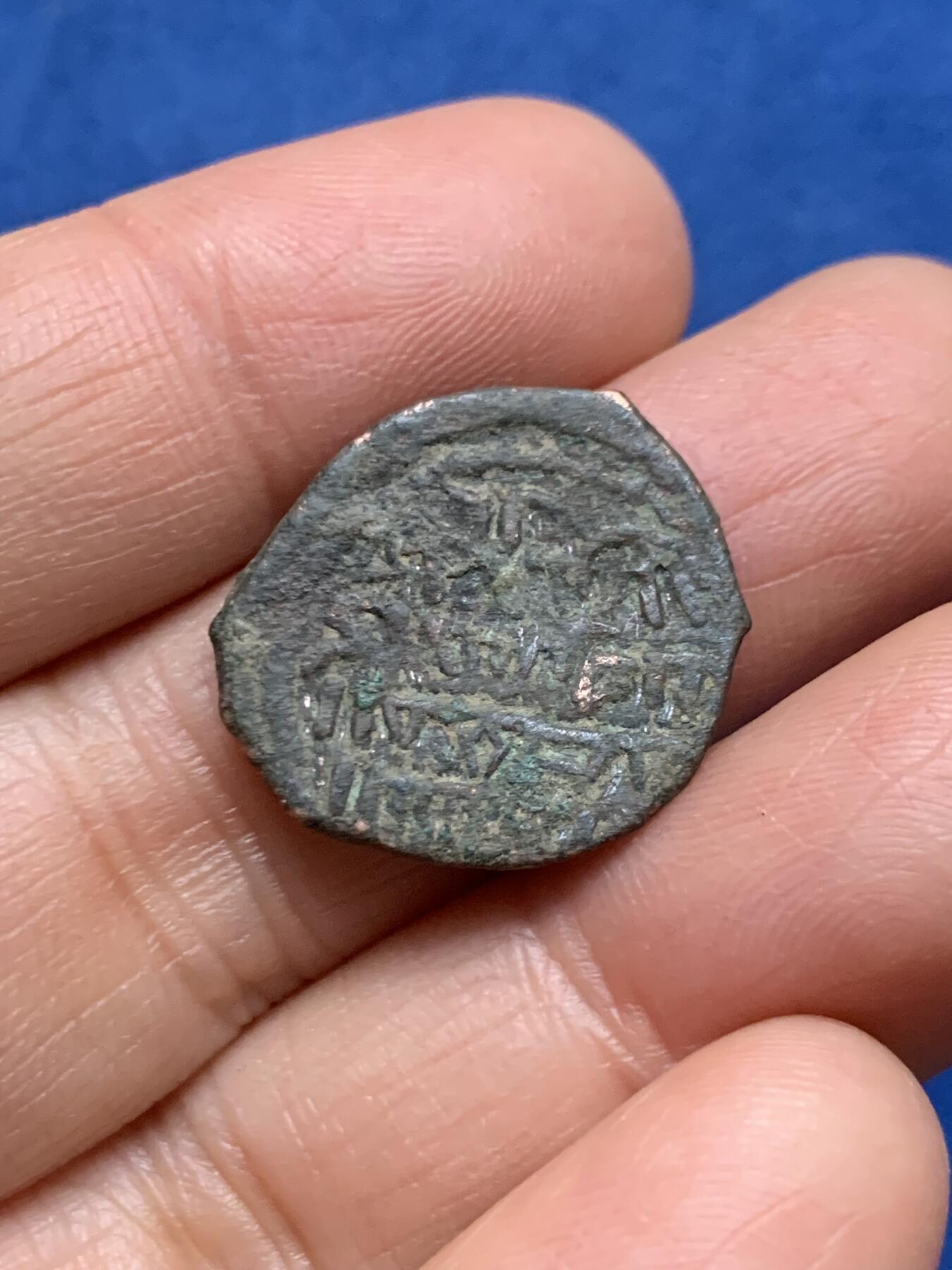 《竞宝斋》第461场 周日，周一，2场连拍 （全场包邮）欢迎送拍 十字军东征时期罗姆苏丹国铜币，1192-1198年凯霍斯鲁一世打制，经典塞尔柱骑士骑马图案！罗姆苏丹国在十字军东征时期敌后袭扰，周旋图存，扮演了抵抗者、干扰者和生存者的多重角色。此枚法鲁斯铜币正是这段历史的“见证者”，包浆浑厚，打制较同类规整，图案铭文清晰。