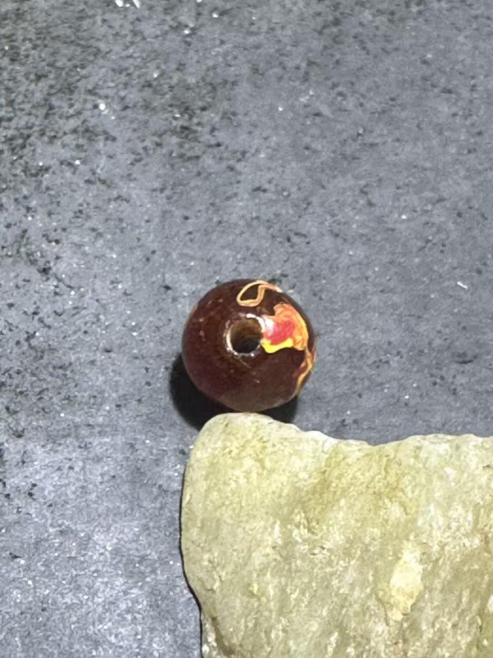 建国前后库存琥珀色祥云纹立体凤眼琉璃珠一颗，