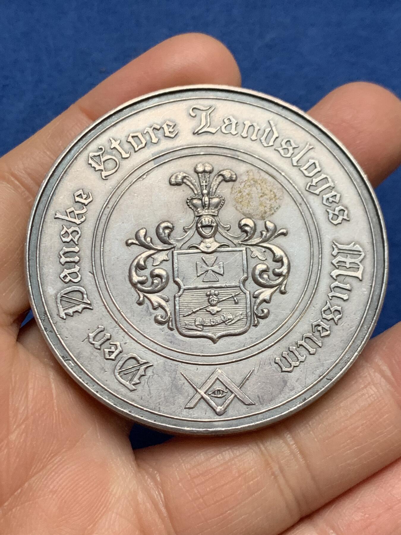 《竞宝斋》第461场 周日，周一，2场连拍 （全场包邮）欢迎送拍 丹麦共济会大银章 9号 限量发行 87.7克 53.7mm