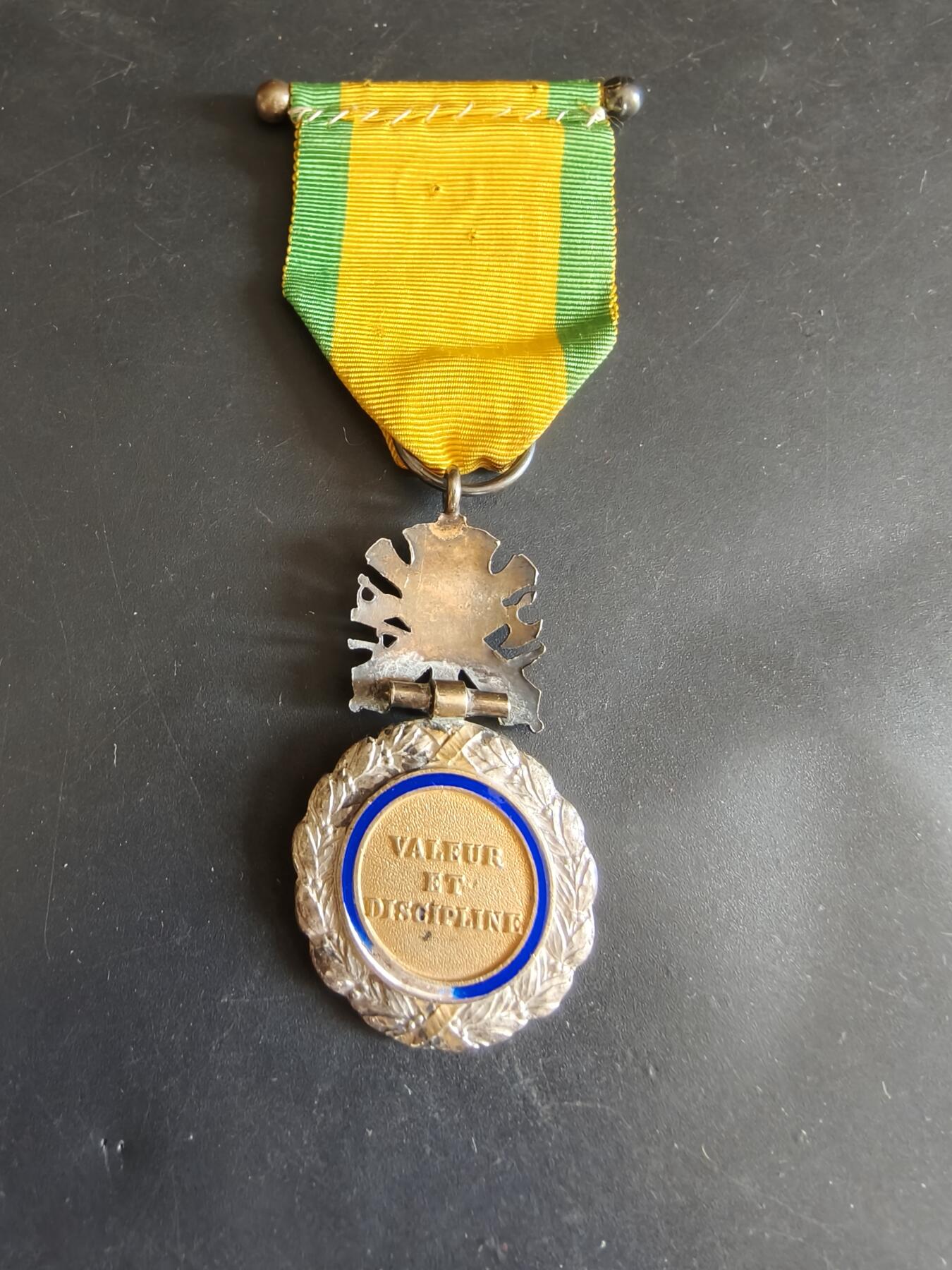 老王徽章第179期 法国军事奖章    三共时期     950银镀金珐琅     重量21.2g