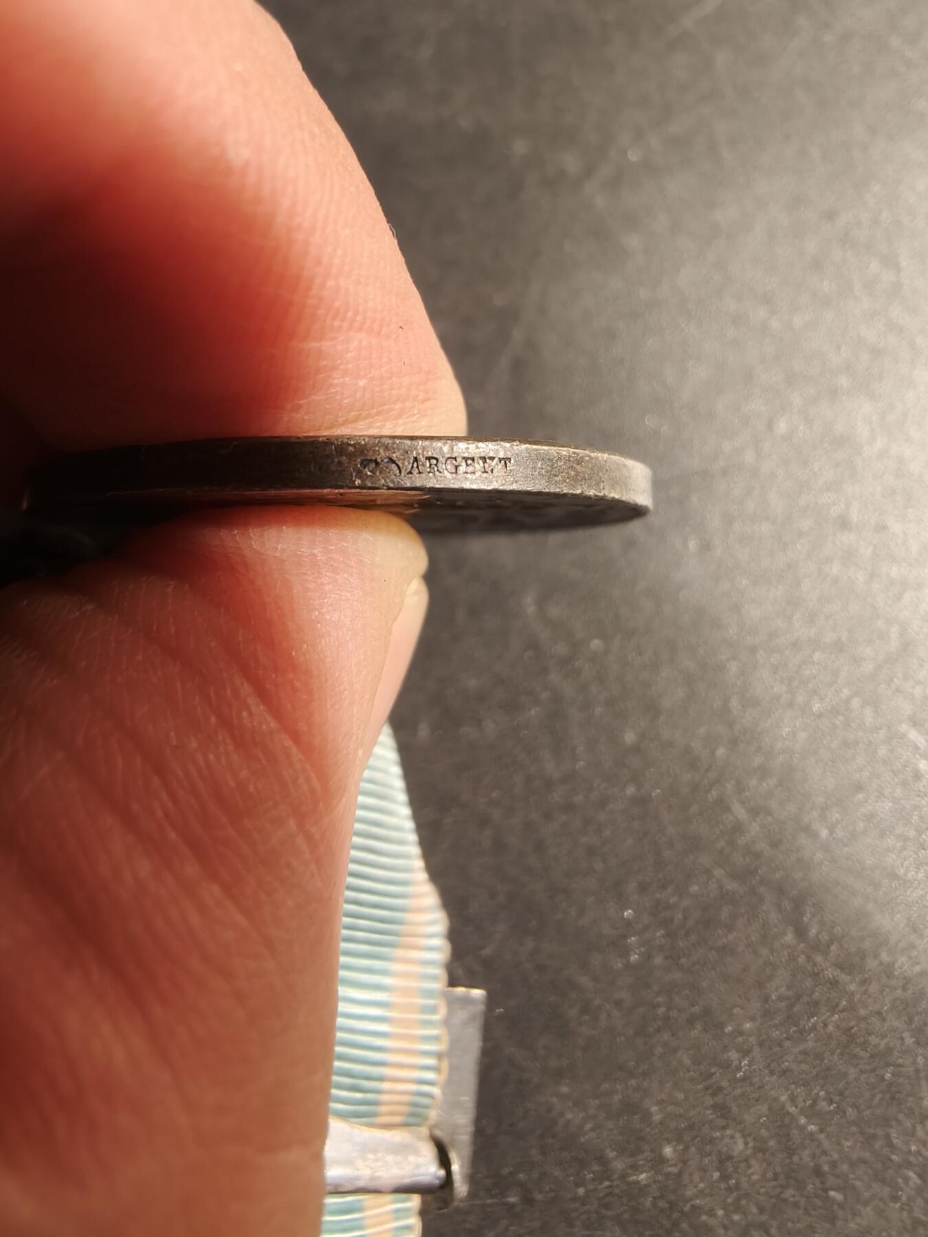 老王徽章第179期 法国殖民奖章     第一版双面叶子版本1892-1923    950银    章体、链接环、勋条多处银标      阿尔及利亚勋条       23g