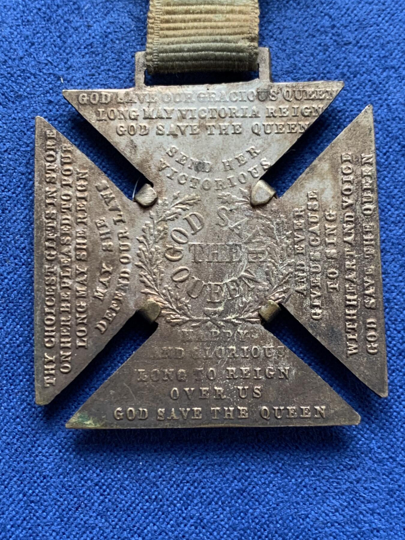 《竞宝斋》第461场 周日，周一，2场连拍 （全场包邮）欢迎送拍 两枚一组 英国1897年维多利亚女王登基60周年钻禧纪念章，马耳他十字型，少见款别，状态很好。总重25.8克 36.6mm