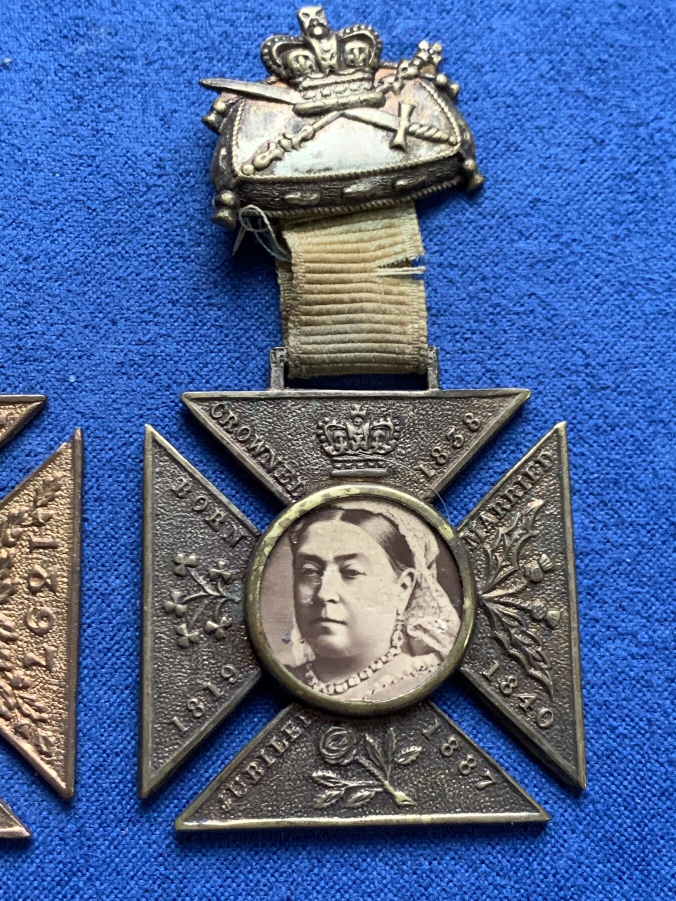 《竞宝斋》第461场 周日，周一，2场连拍 （全场包邮）欢迎送拍 两枚一组 英国1897年维多利亚女王登基60周年钻禧纪念章，马耳他十字型，少见款别，状态很好。总重25.8克 36.6mm